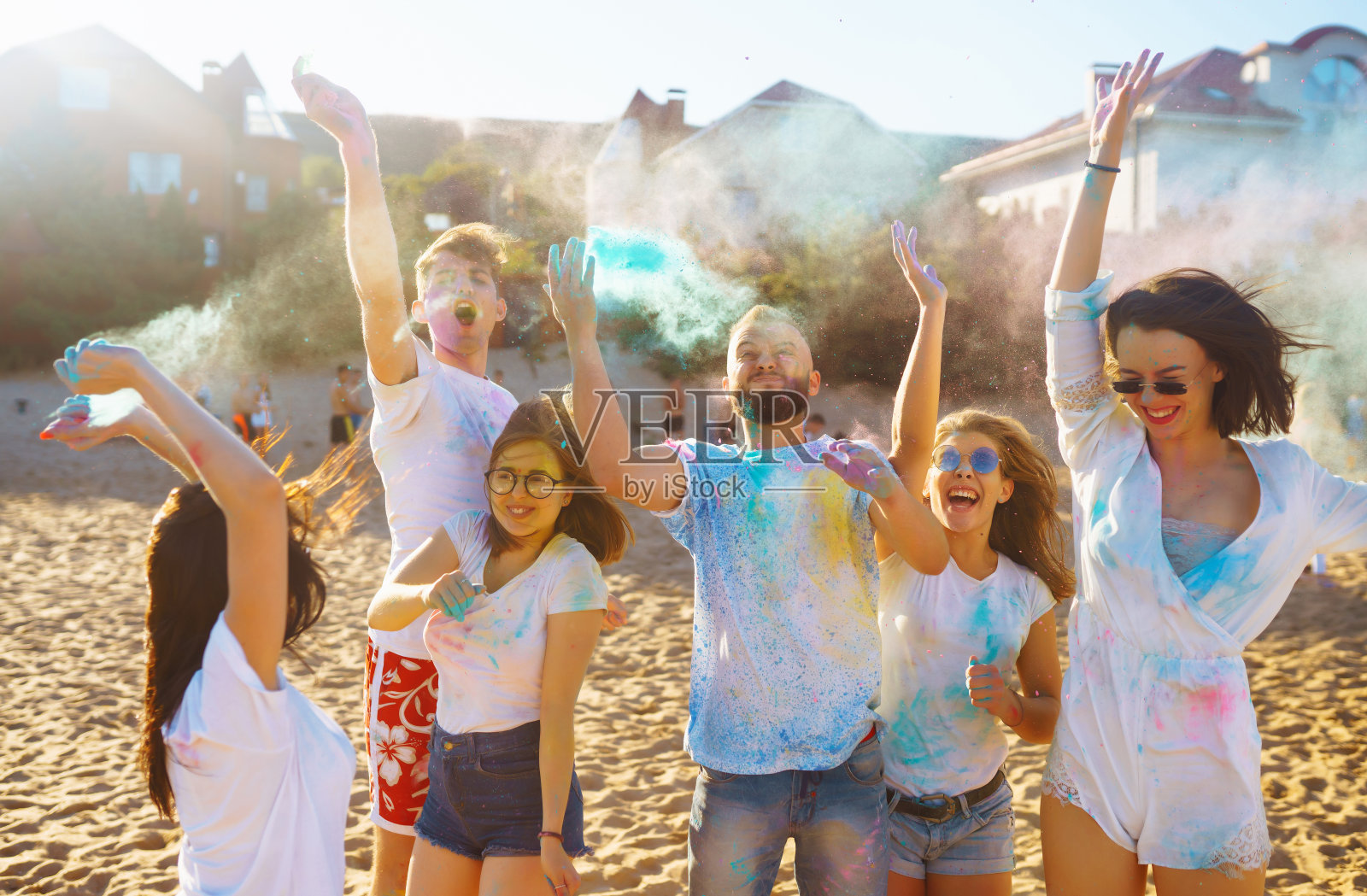 一群人在胡里节的颜色有乐趣。照片摄影图片