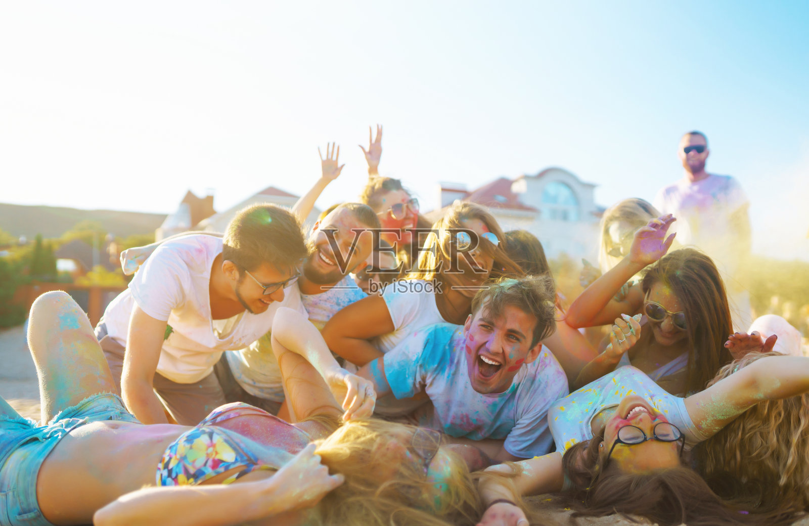 一群人在胡里节的颜色有乐趣。照片摄影图片