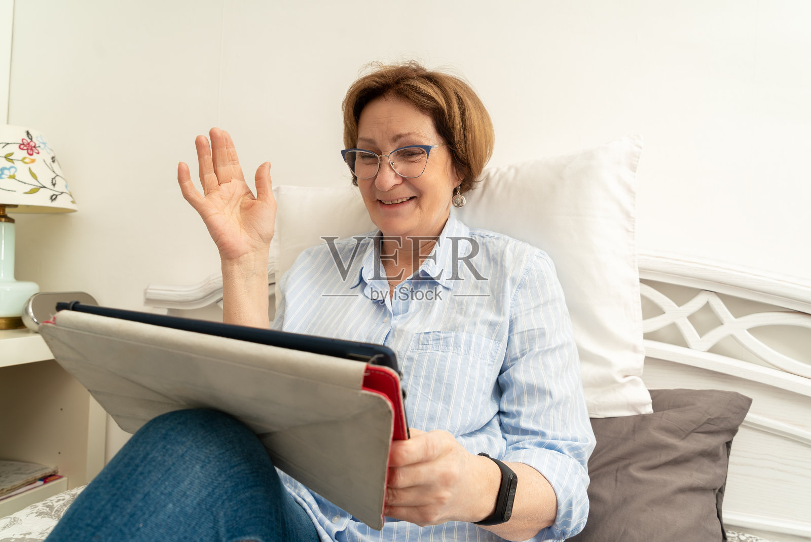 一个上了年纪的女人开心地打视频电话照片摄影图片