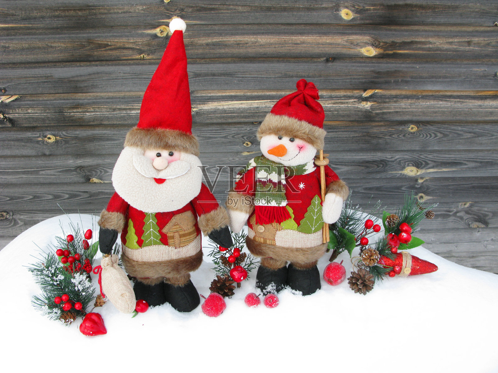 圣诞老人雪人，水果，浆果，苹果和装饰用冷杉树枝雪照片摄影图片