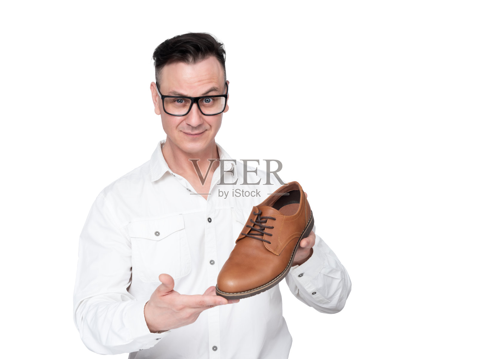 微笑积极的商人在白色衬衫和眼镜拿着一只鞋在他的手显示买家，孤立在白色的背景照片摄影图片