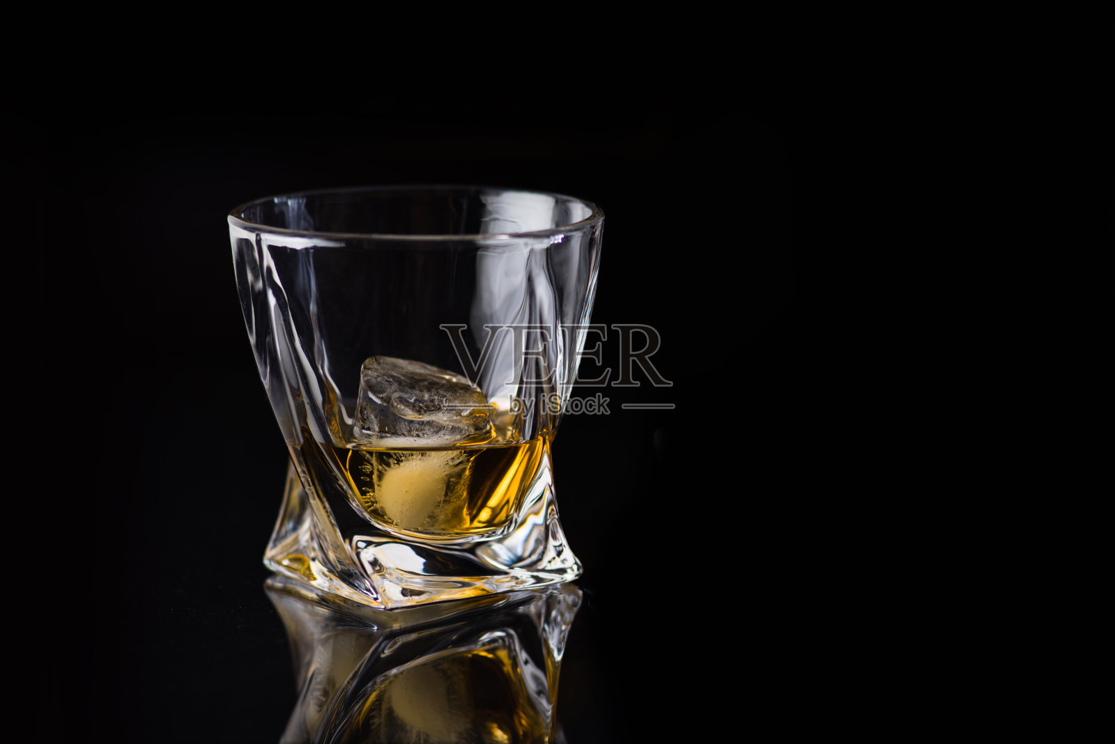 威士忌玻璃照片摄影图片