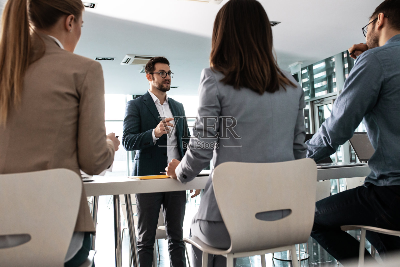 一群商务人士坐在会议室里准备自己的商业战略演讲。照片摄影图片