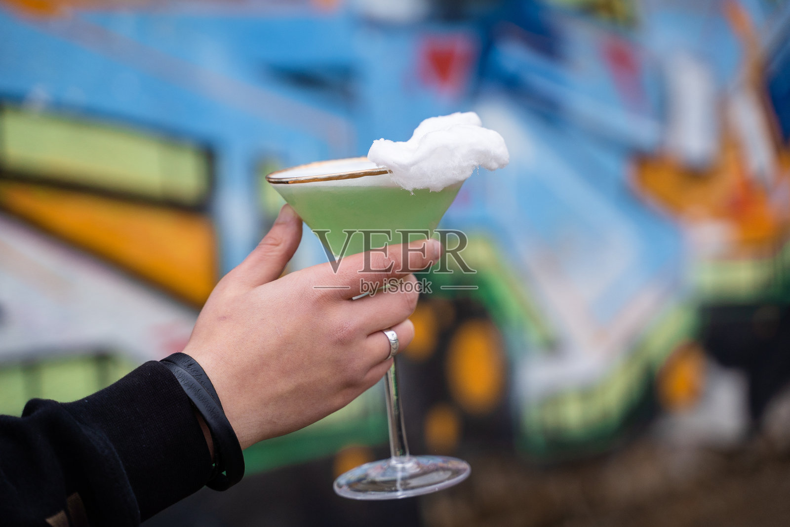 绿色酒精鸡尾酒玻璃装饰棉花糖的颜色背景。照片摄影图片