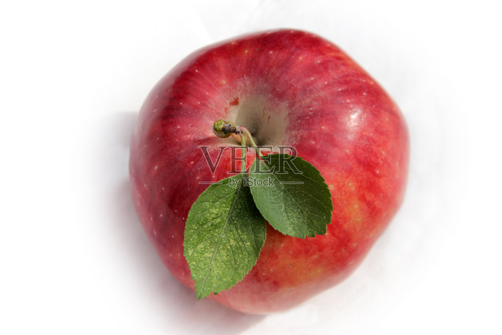 成熟的红苹果，绿叶照片摄影图片