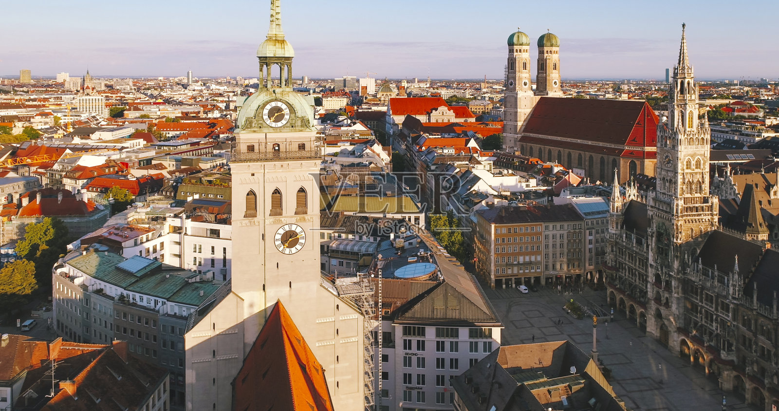 鸟瞰图的玛丽恩广场与慕尼黑大教堂和新市政厅，德国照片摄影图片