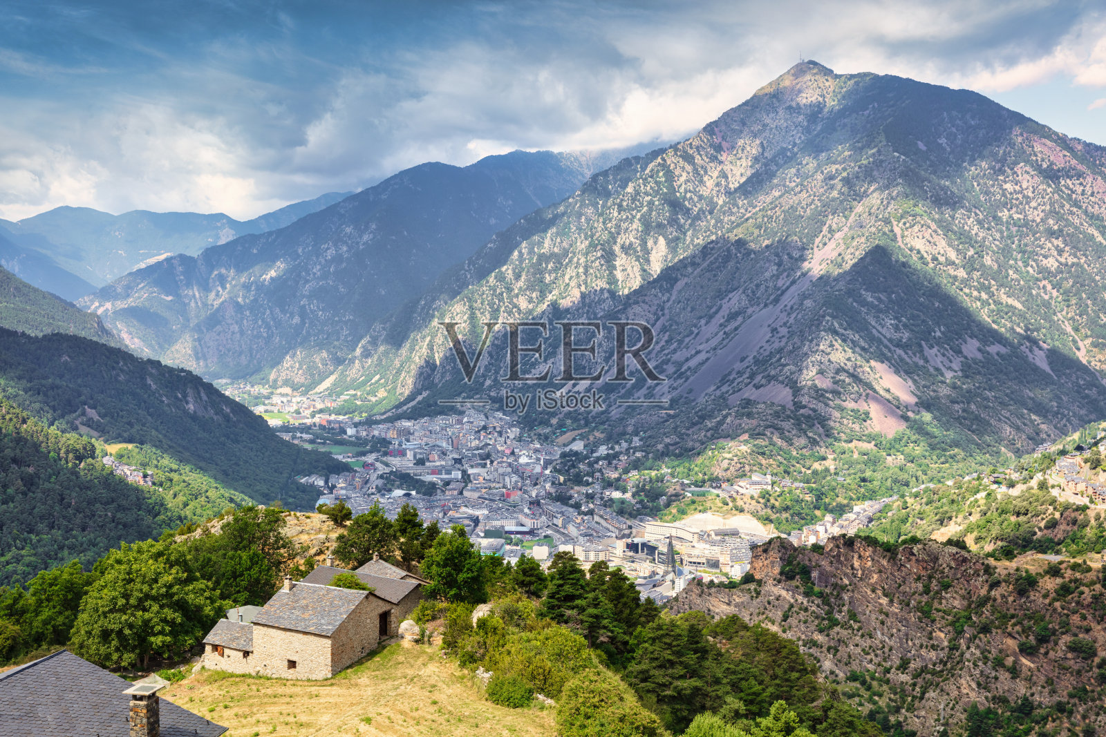 安道尔la Vella Pyrenees山景在夏天照片摄影图片
