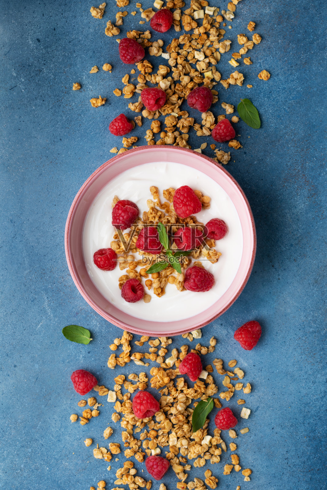 希腊酸奶加覆盆子和格兰诺拉麦片。俯视图平铺。健康的早餐。照片摄影图片