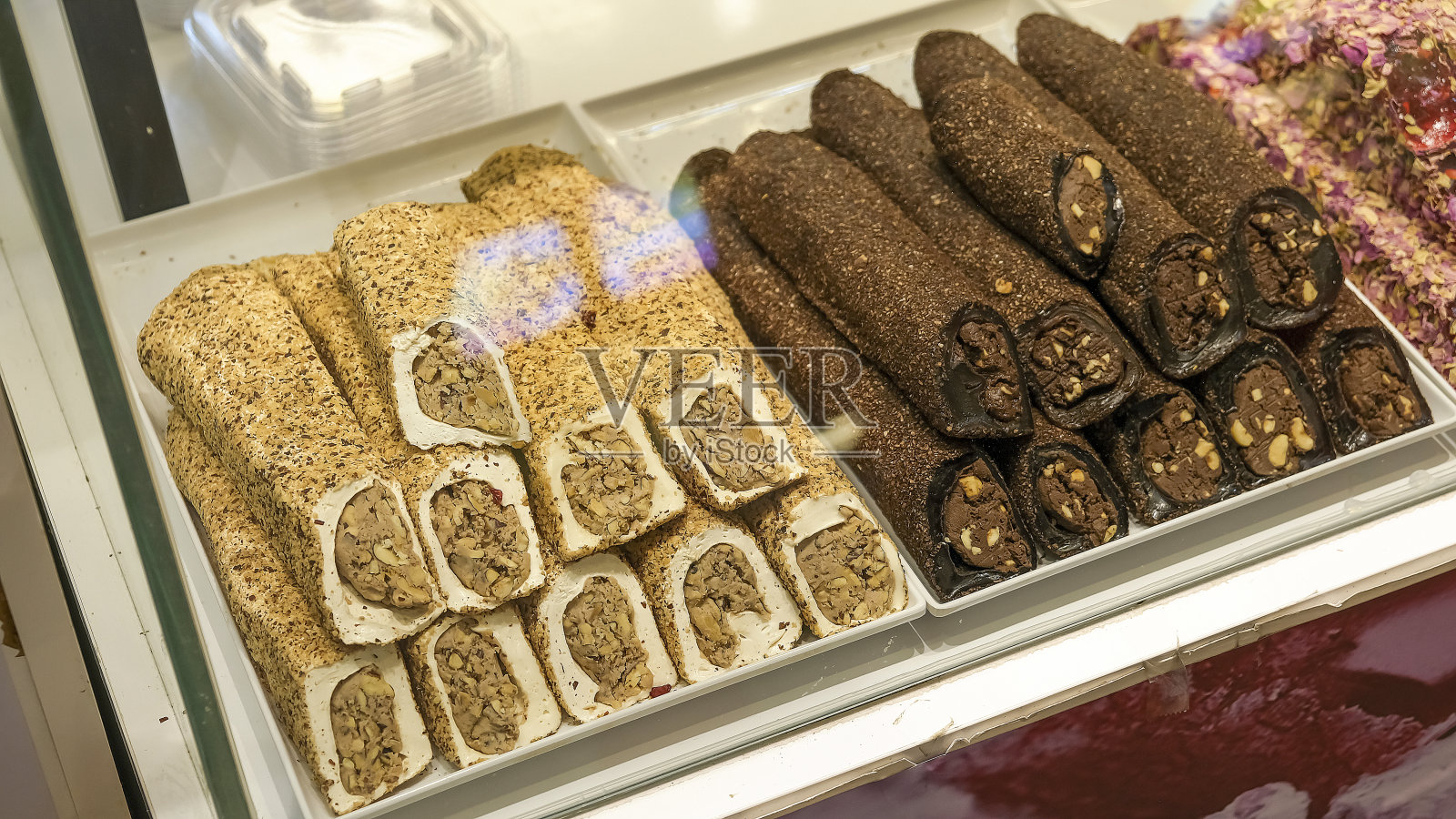 传统的土耳其甜品牛轧糖在市场展示。有选择性的重点。透过玻璃橱窗拍照。照片摄影图片
