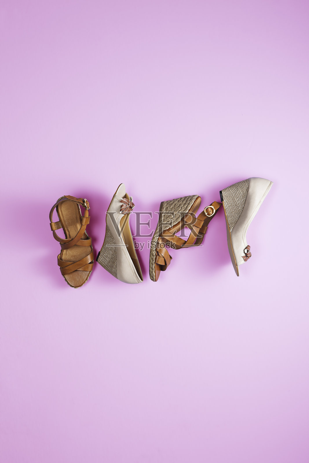 时尚的松糕鞋孤立在粉红色的背景照片摄影图片