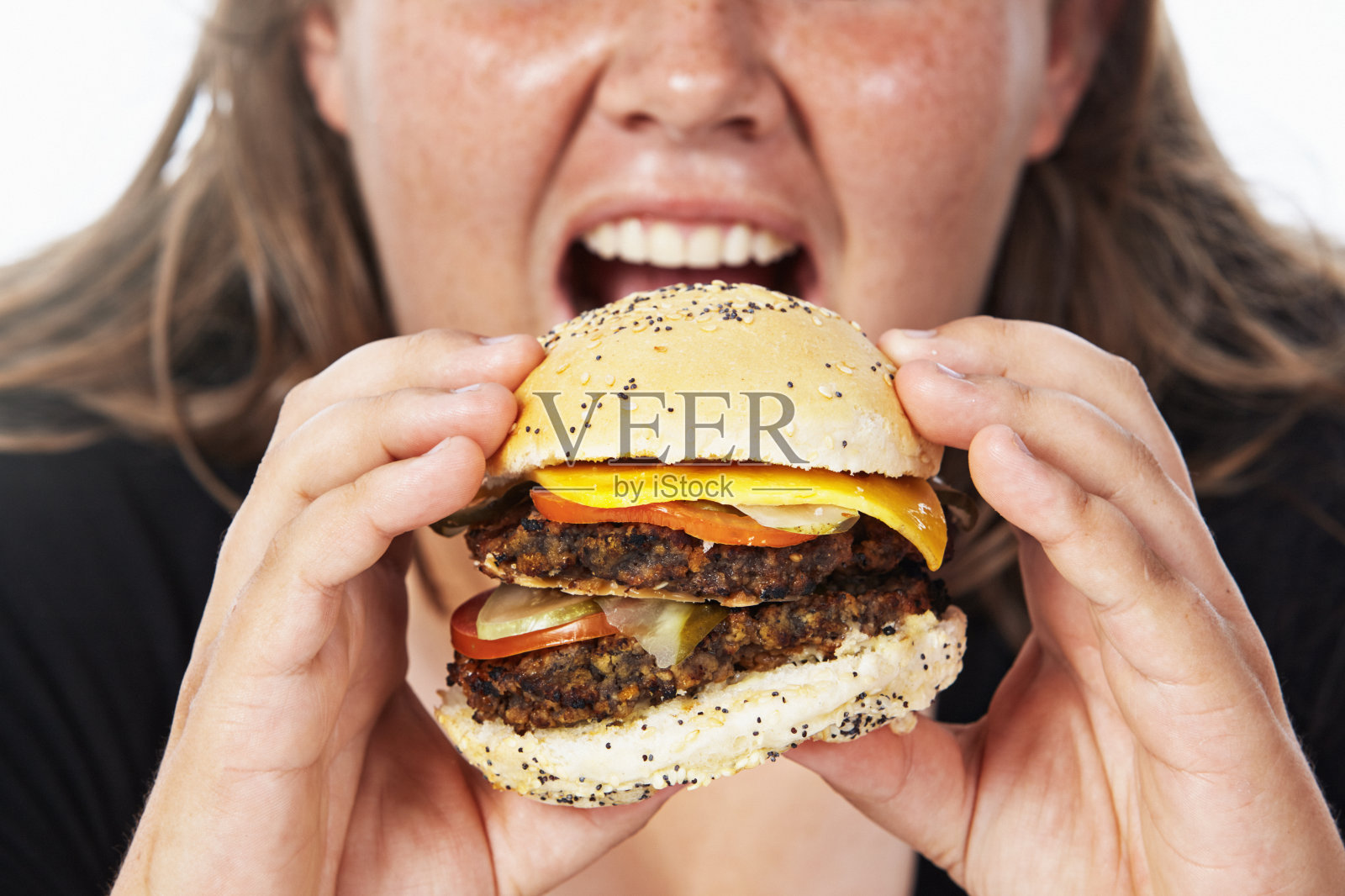 一个女人的特写，张着嘴，正要吃汉堡照片摄影图片