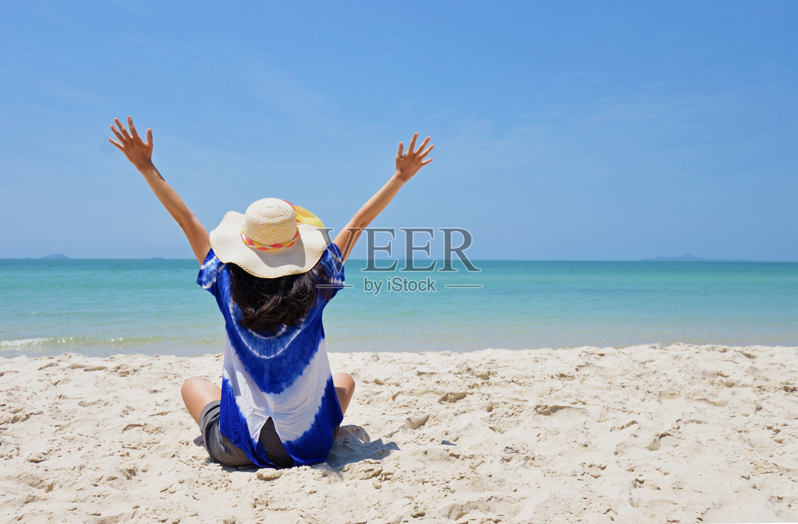 快乐的女人在海边的海滩上张开双手享受自由照片摄影图片