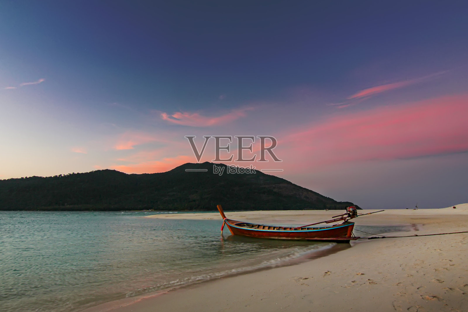 美丽的泰国旅游岛“Koh Lipe”和平的海沙滩与船黄昏日落天空背景景观照片摄影图片