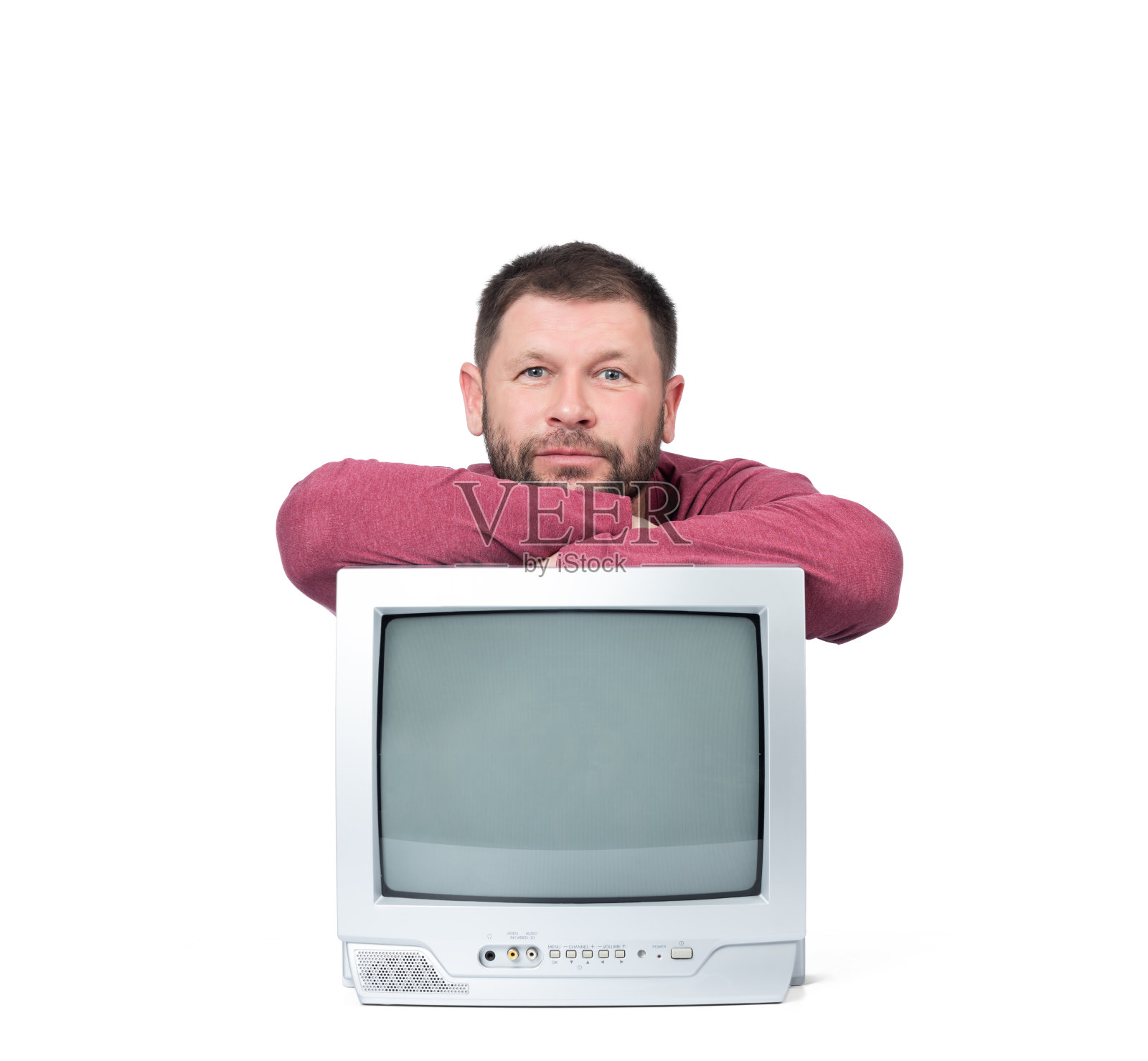留着胡子的快乐男人，带着旧电视，孤立在白色背景下。照片摄影图片