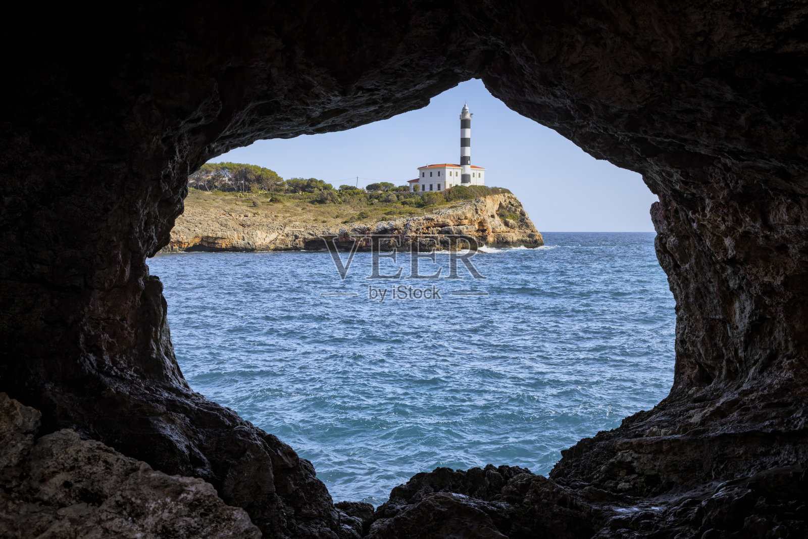 福拉达达是西班牙马略卡岛巴利阿里群岛上的一座天然拱门照片摄影图片
