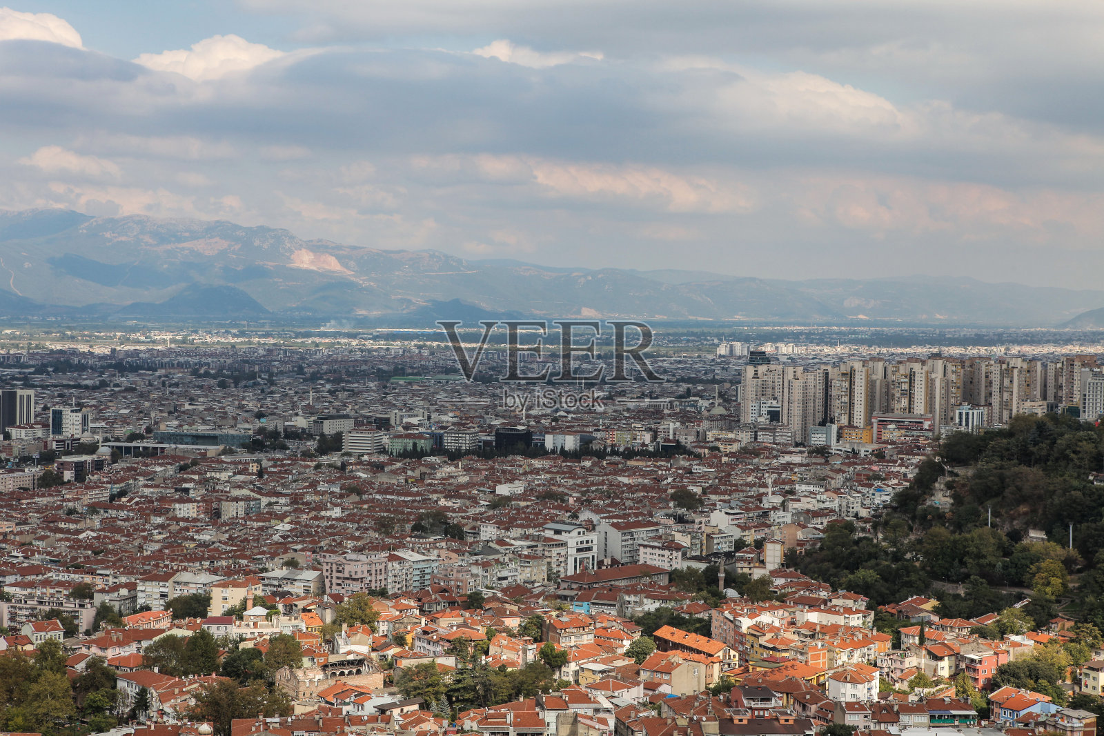 从山顶俯瞰山间的城市。在土耳其囊。照片摄影图片