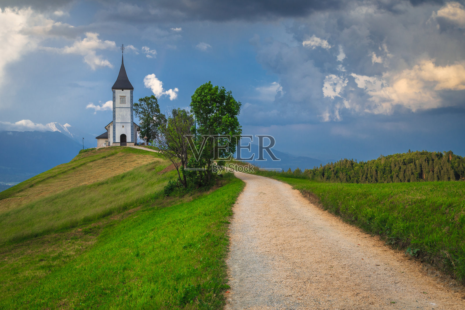 斯洛文尼亚贾姆尼克附近的圣普里莫兹教堂有着美妙的乡村风景照片摄影图片