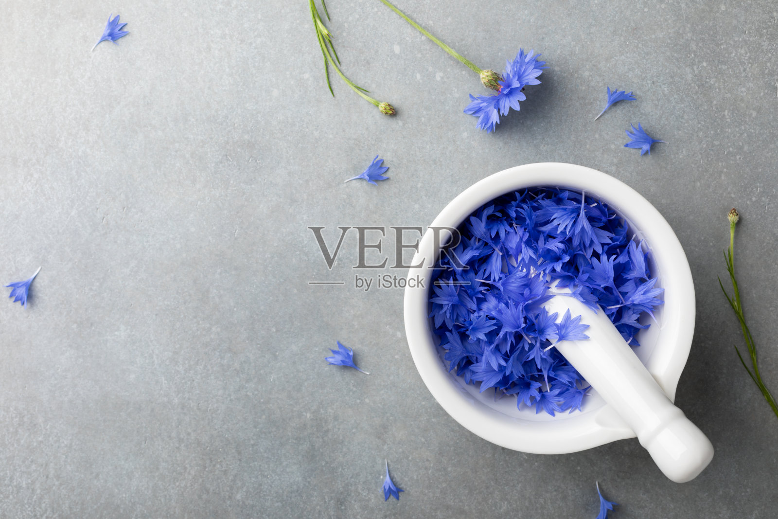 蓝色花瓣矢车菊在碗为医疗和化妆品美容产品和水疗。平躺和俯视图。照片摄影图片