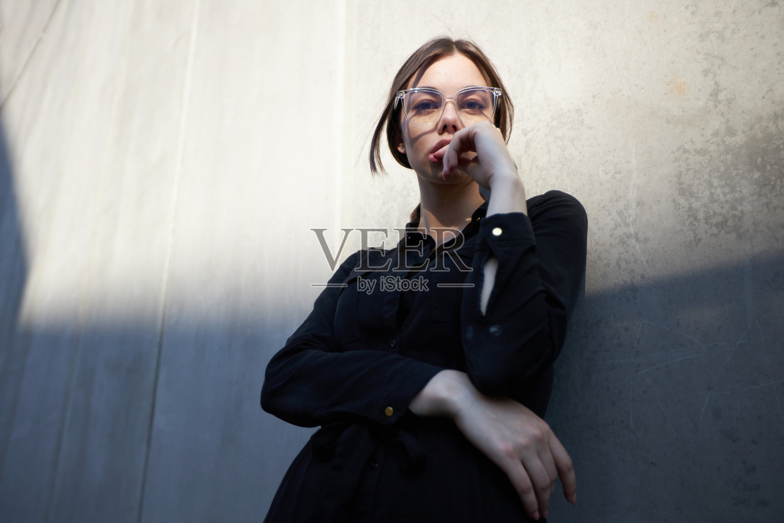 一个性感的黑发女人在日落时分穿着黑色衣服在市区外的时尚大头照照片摄影图片