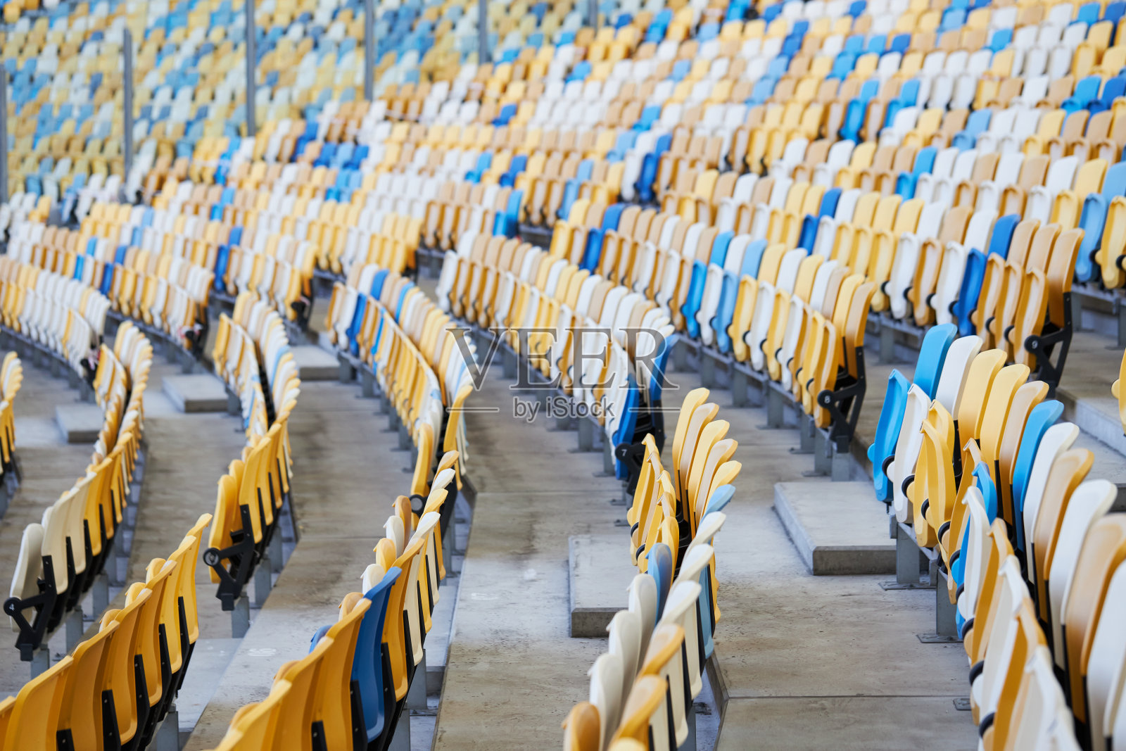 足球或足球场的一排排座位。足球场的椅子照片摄影图片
