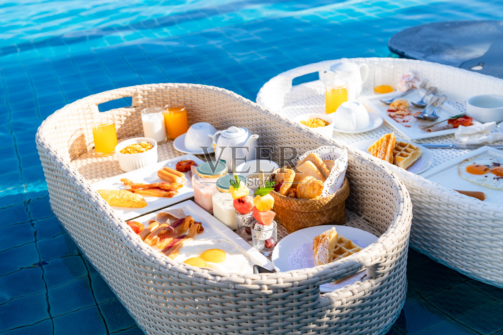 为度假的游客提供真实的早餐漂浮在游泳池里的镜头照片摄影图片