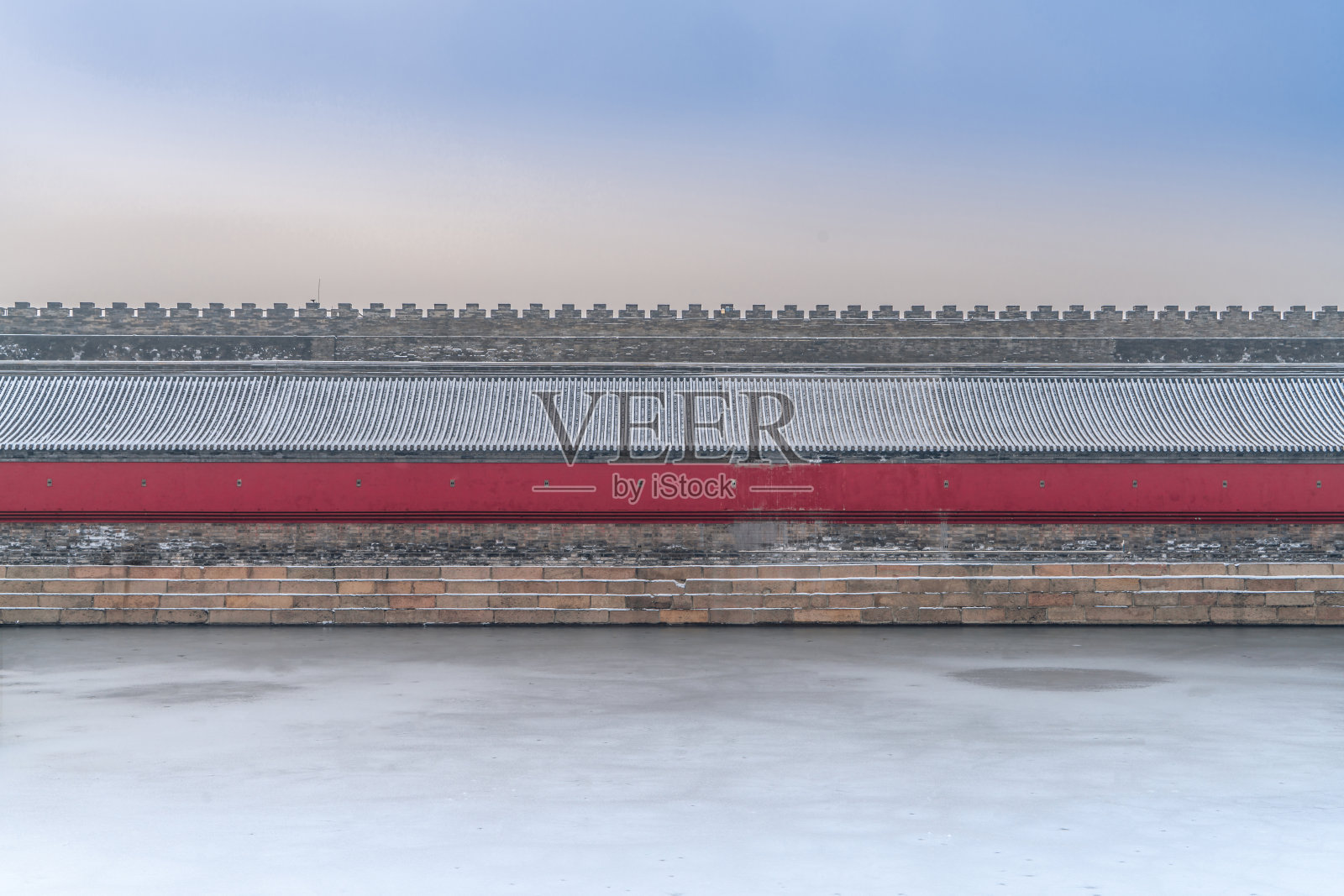 紫禁城的红墙被雪覆盖。故宫，红墙，紫禁城，北京，中国。雪景在紫禁城，中国北京。照片摄影图片