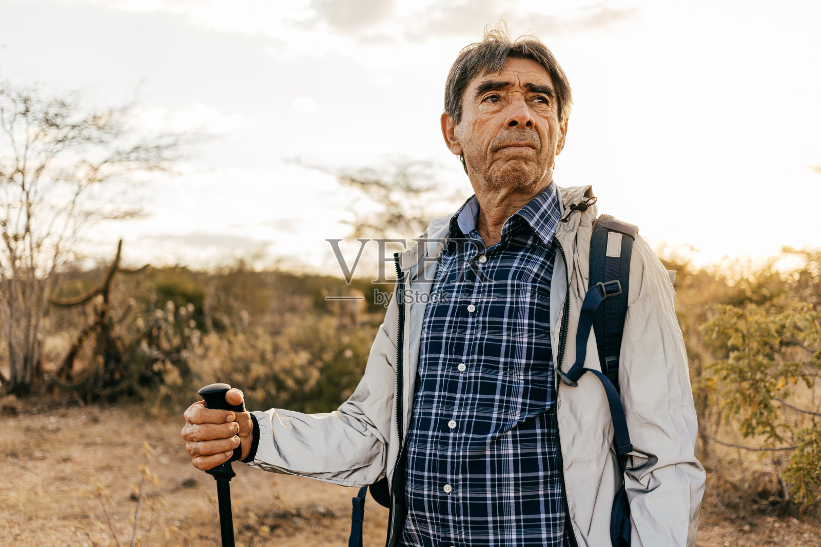 做户外活动的老人。巴西半干旱地区的徒步旅行者照片摄影图片