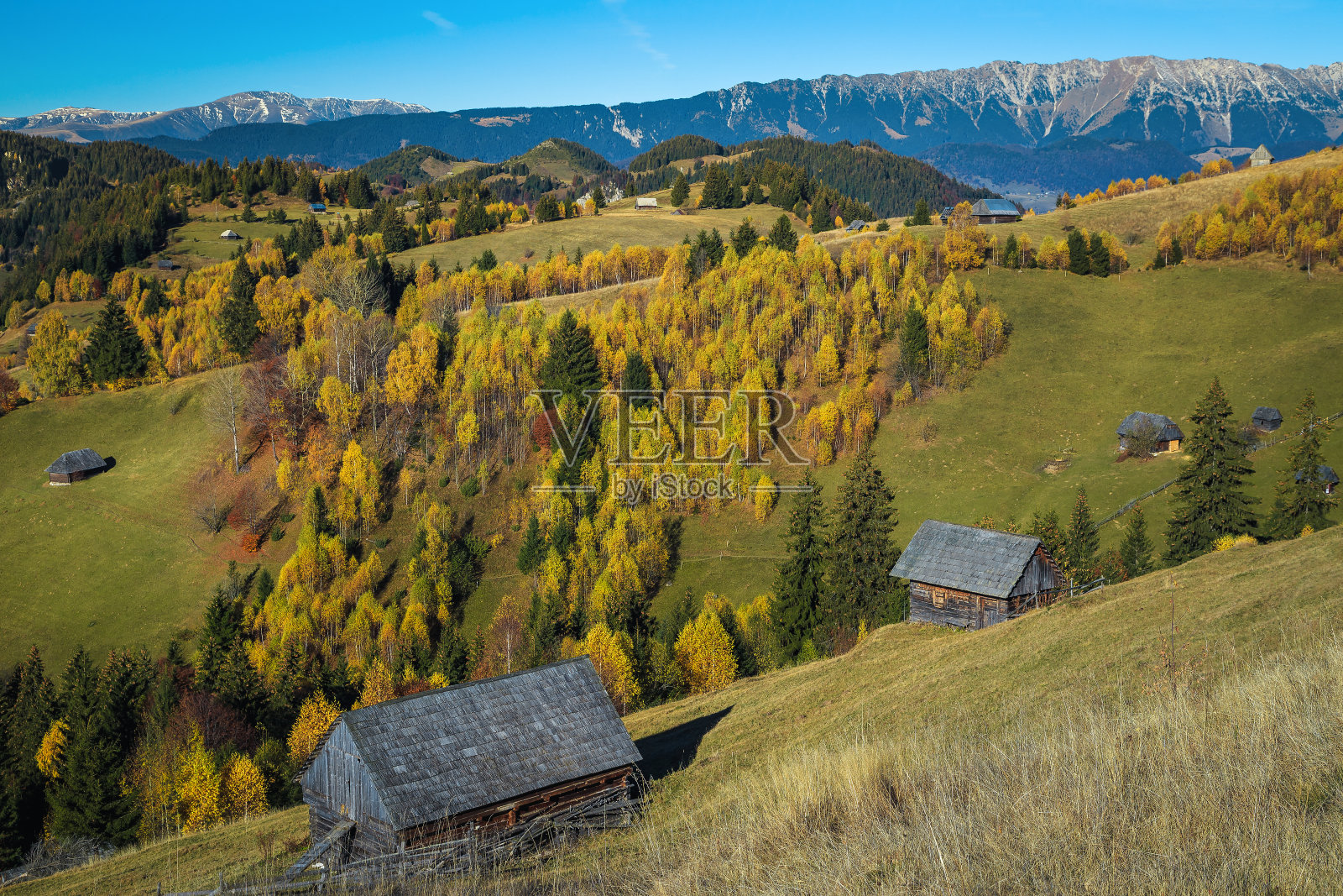 秋天的乡村景色和山坡上的木屋，罗马尼亚照片摄影图片