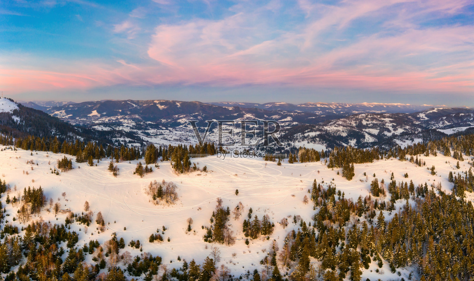 风景如画的冬季群山全景照片摄影图片