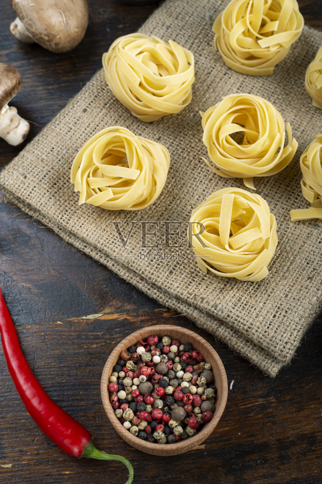 意大利擀面。意大利食品的概念。制作意大利面食的原料。照片摄影图片