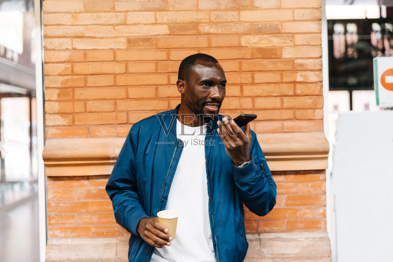 美国黑人年轻时尚男子站在车站拿着手机照片摄影图片