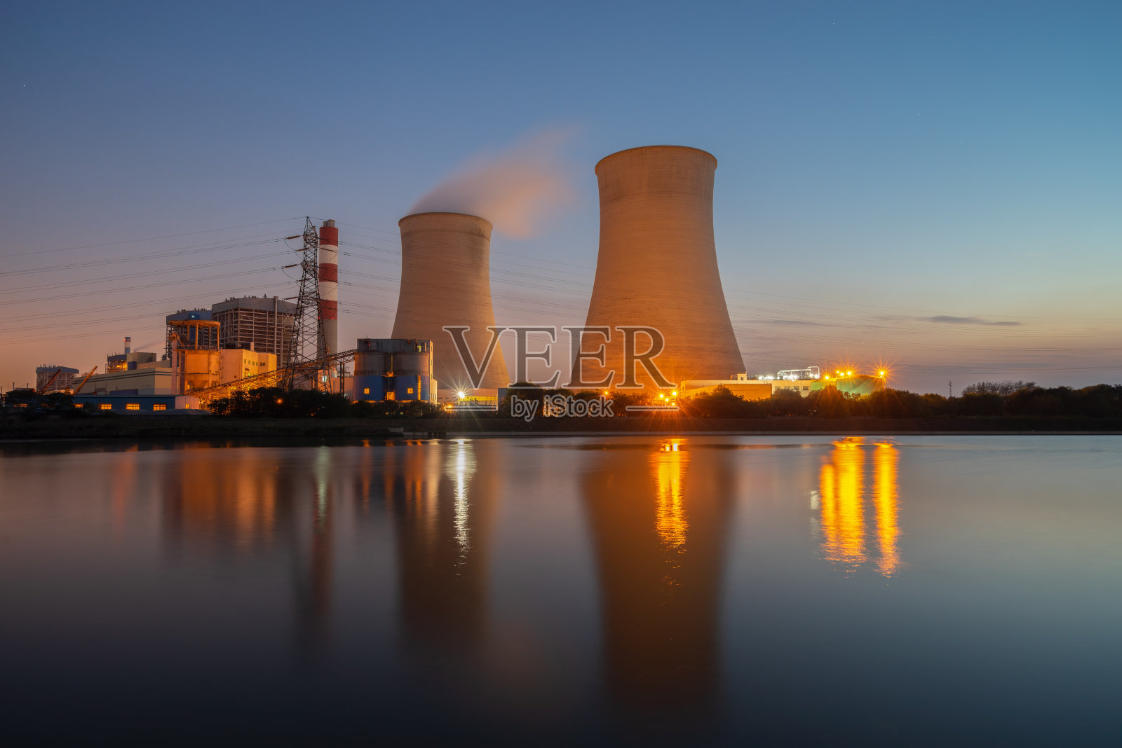 火力发电厂在夜间发电照片摄影图片
