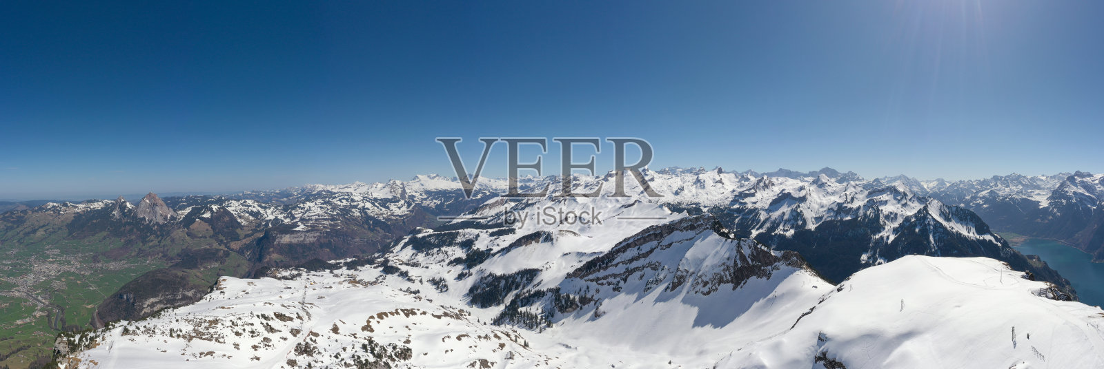 全景,鸟瞰图。阿尔卑斯山施维茨州和乌里州的山脊。瑞士中部。Big Mythen之巅，1 ' 898米。施维茨镇和卢塞恩湖。照片摄影图片