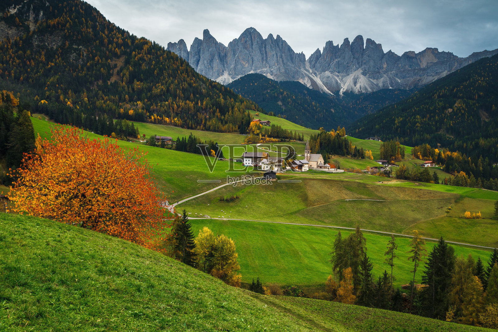 意大利多洛米特的圣塔马达莱纳村，美妙的高山秋景照片摄影图片