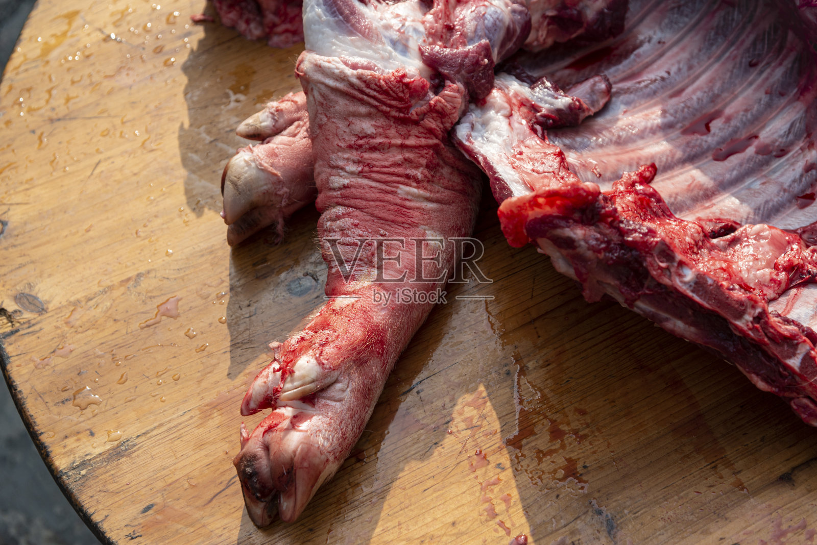 中国，一头屠宰猪的遗骸照片摄影图片