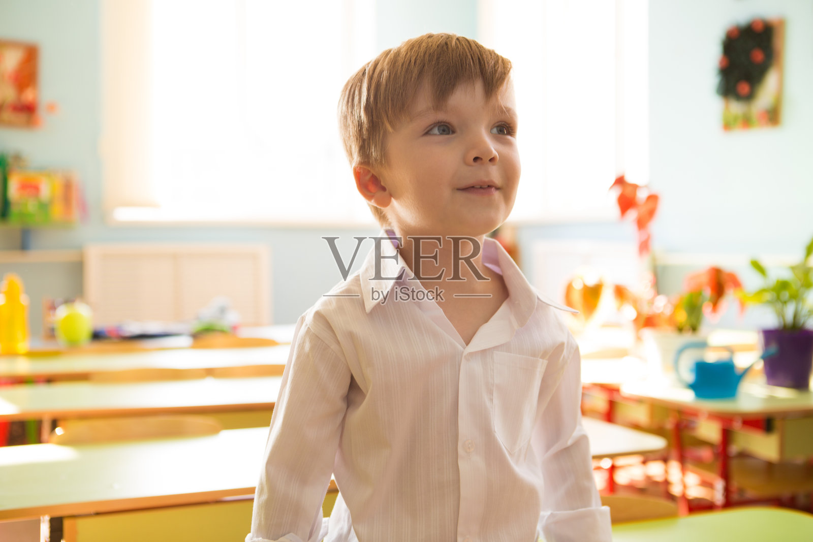 一个美丽的小男孩在教室里的肖像照片摄影图片