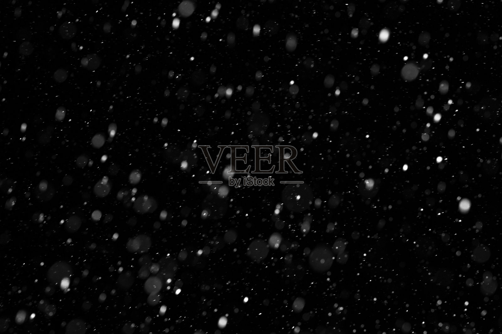 黑底白雪的散景。飘落的雪花在夜空背景，孤立的后期制作和覆盖在图形编辑器。照片摄影图片