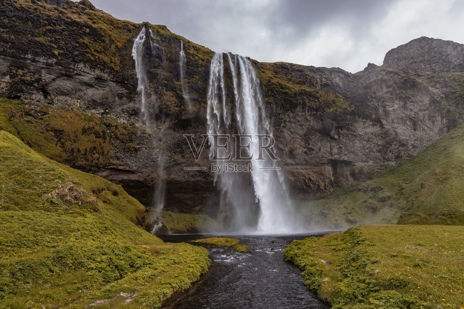 冰岛Seljalandsfoss风中的瀑布照片摄影图片
