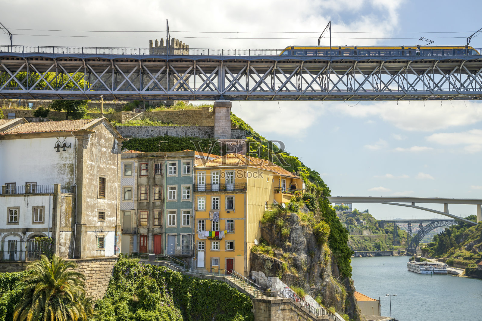 葡萄牙波尔图的历史堤岸，在杜罗河上有3座桥照片摄影图片