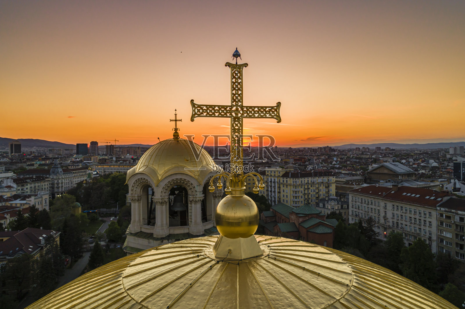 圣亚历山大涅夫斯基大教堂圆顶在阳光下的美丽无人机拍摄，金色的宗教十字架。(保加利亚:Красивкадъротдроннакубетата/куполитенахрам——паметникСветиАлекса�照片摄影图片