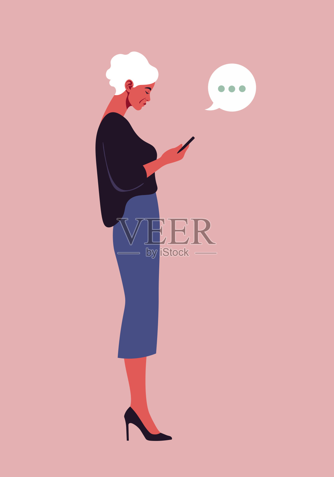 一位上了年纪的妇女站在侧面，看着她的手机插画图片素材