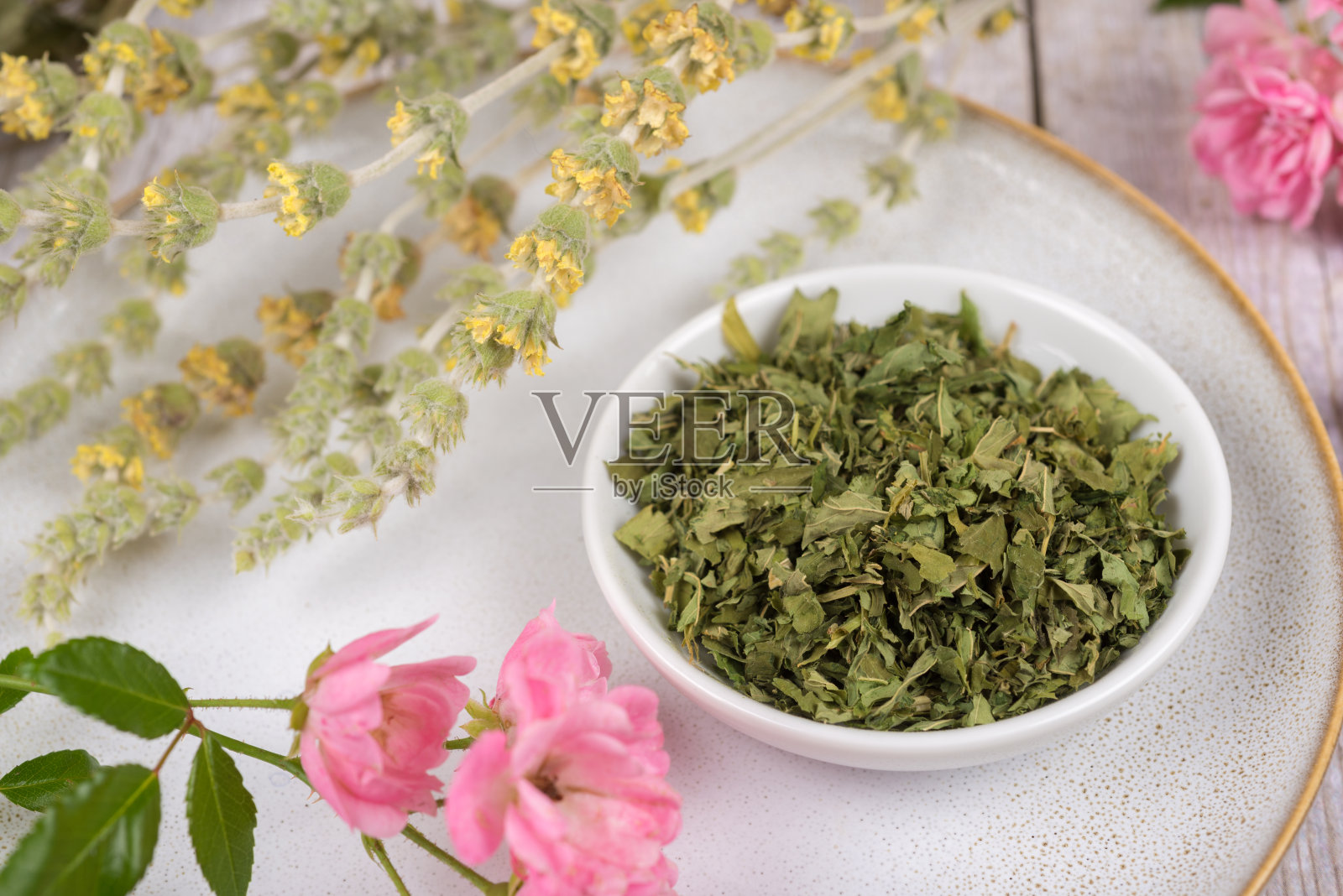 绿茶或加糖和干药草的花草茶照片摄影图片