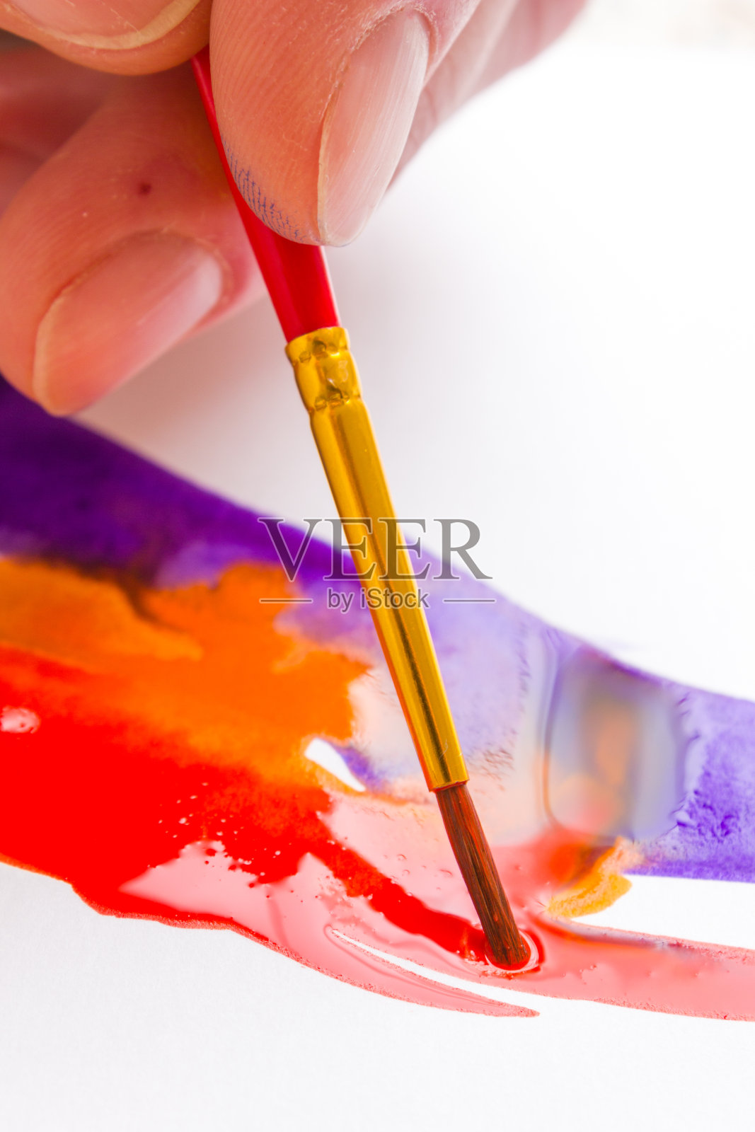 艺术家用画笔和颜料作画照片摄影图片