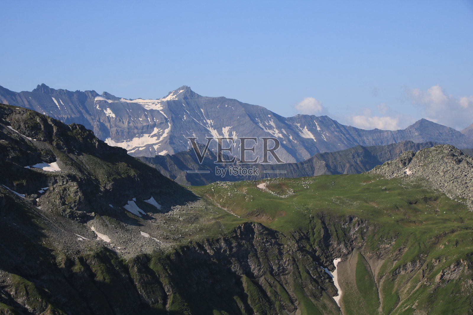从瑞士皮索尔地区看到的山脉。照片摄影图片