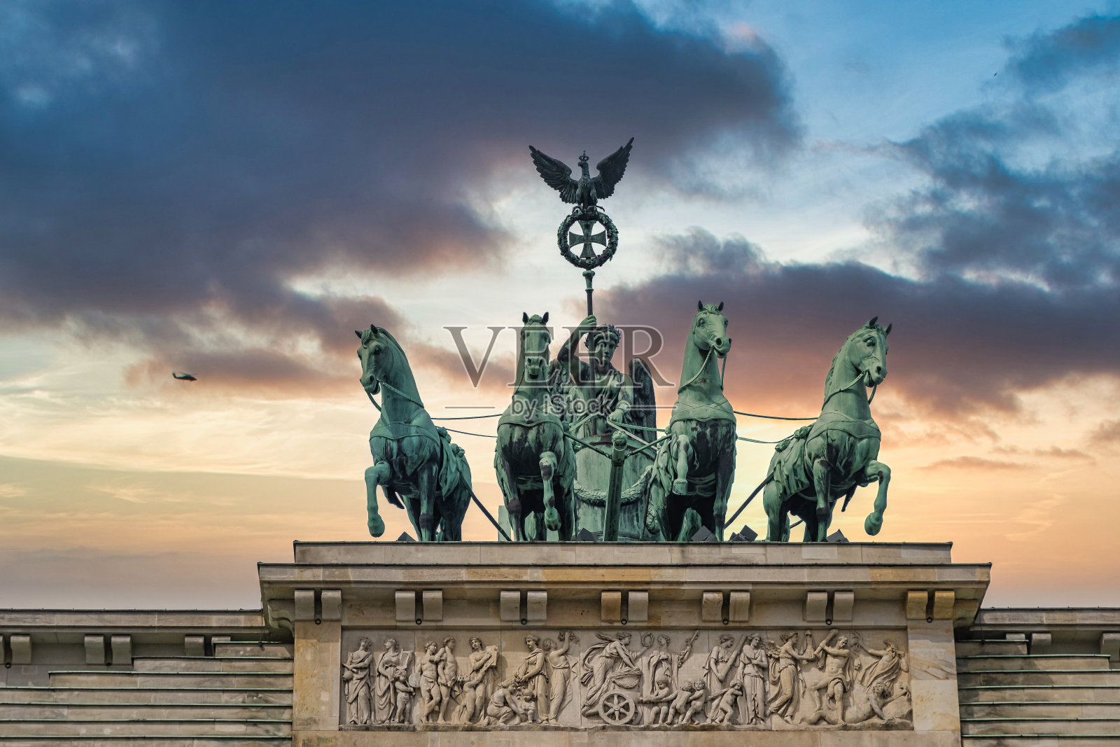 勃兰登堡州托尔纪念碑顶部的雕像，德国照片摄影图片