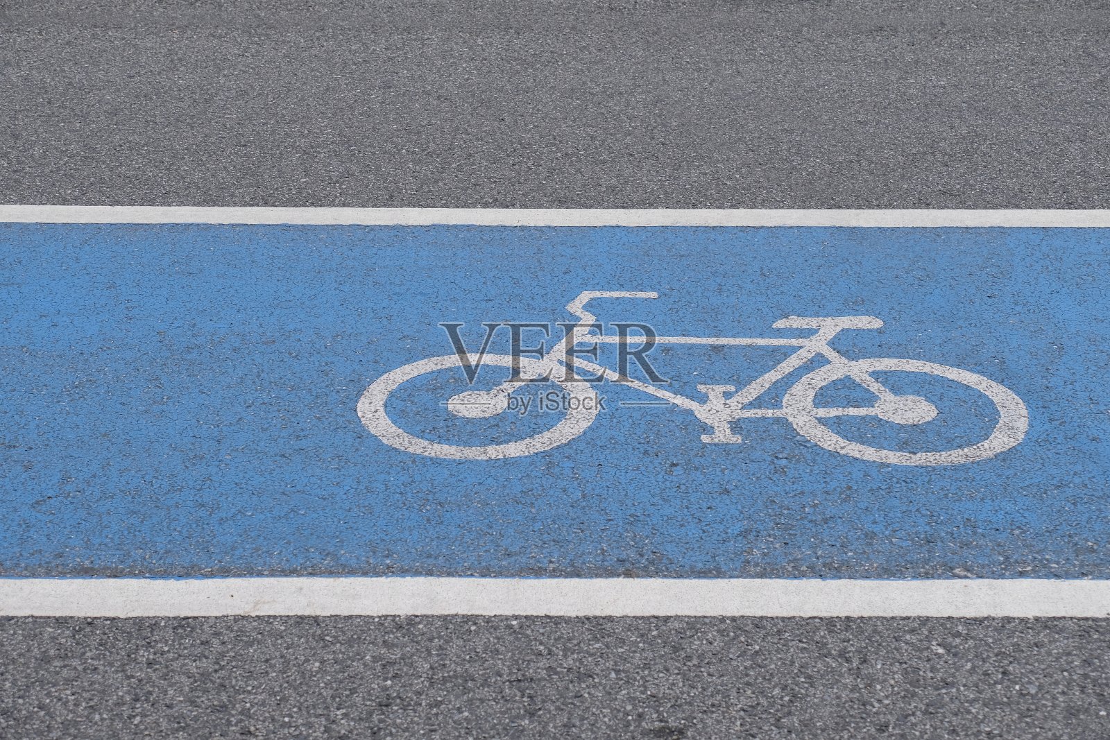 蓝色自行车道上的一辆自行车照片摄影图片