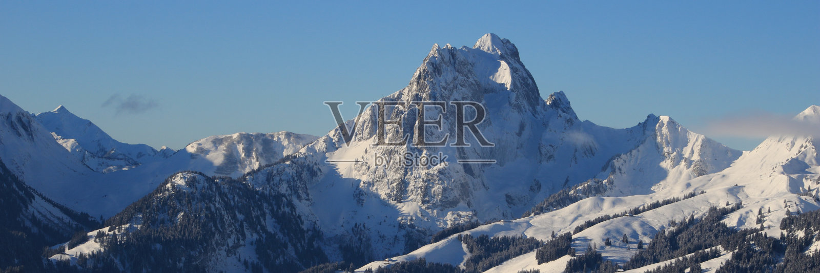 冬天的Gummfluh，瑞士格施塔德附近的山。照片摄影图片