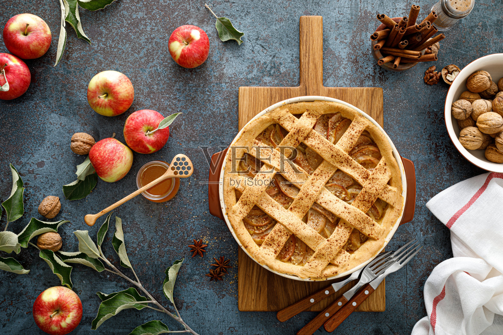 格子糕点苹果派，感恩节的传统糕点甜点，秋季烘焙概念，俯视图照片摄影图片