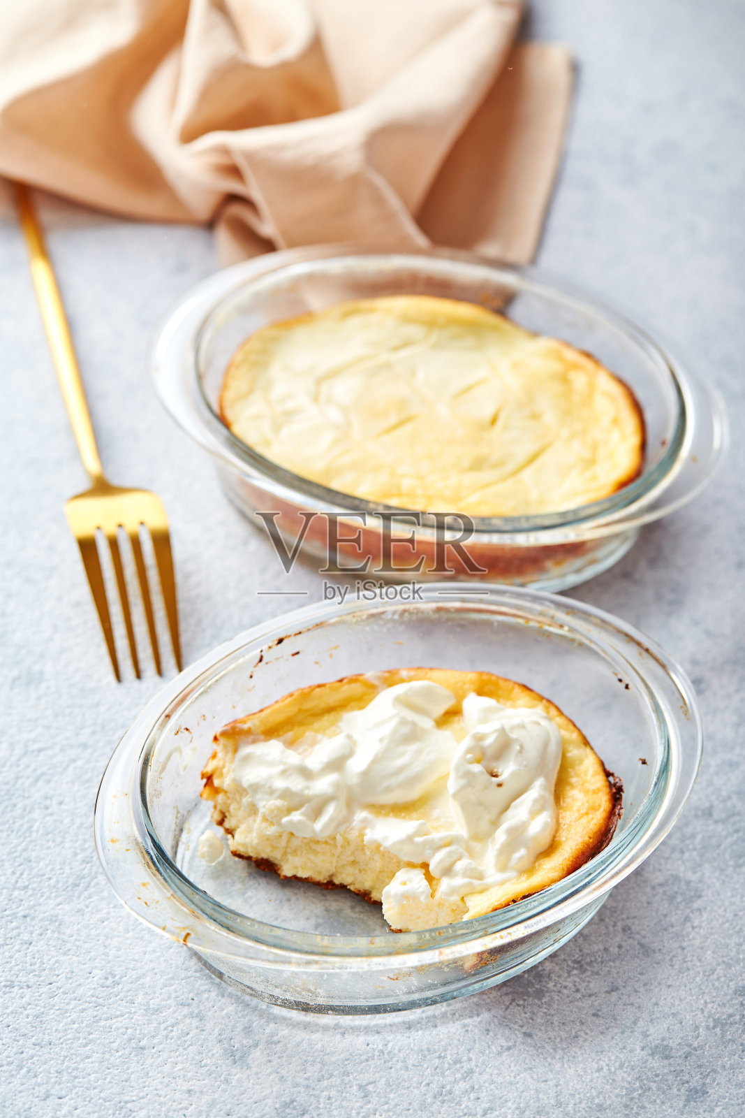 美味的村舍奶酪砂锅在部分玻璃形式酸奶油。传统的俄罗斯早餐——Zapekanka照片摄影图片