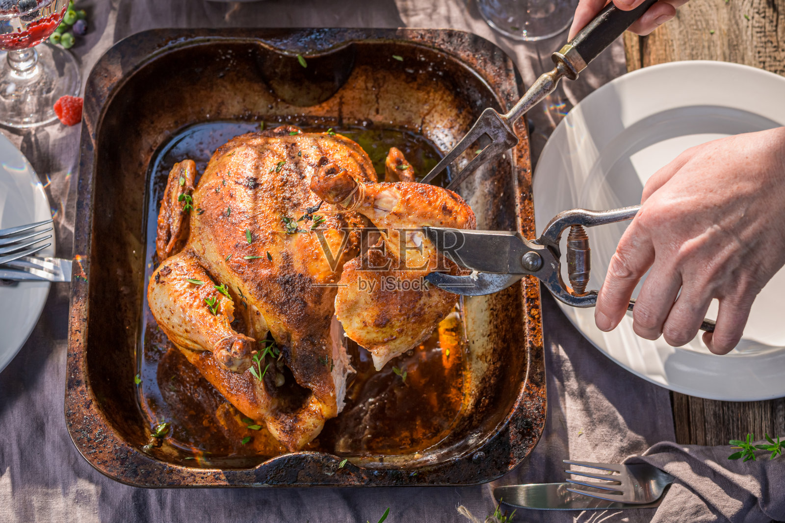 乡下的家常鸡肉晚餐。鸡吃晚饭。照片摄影图片